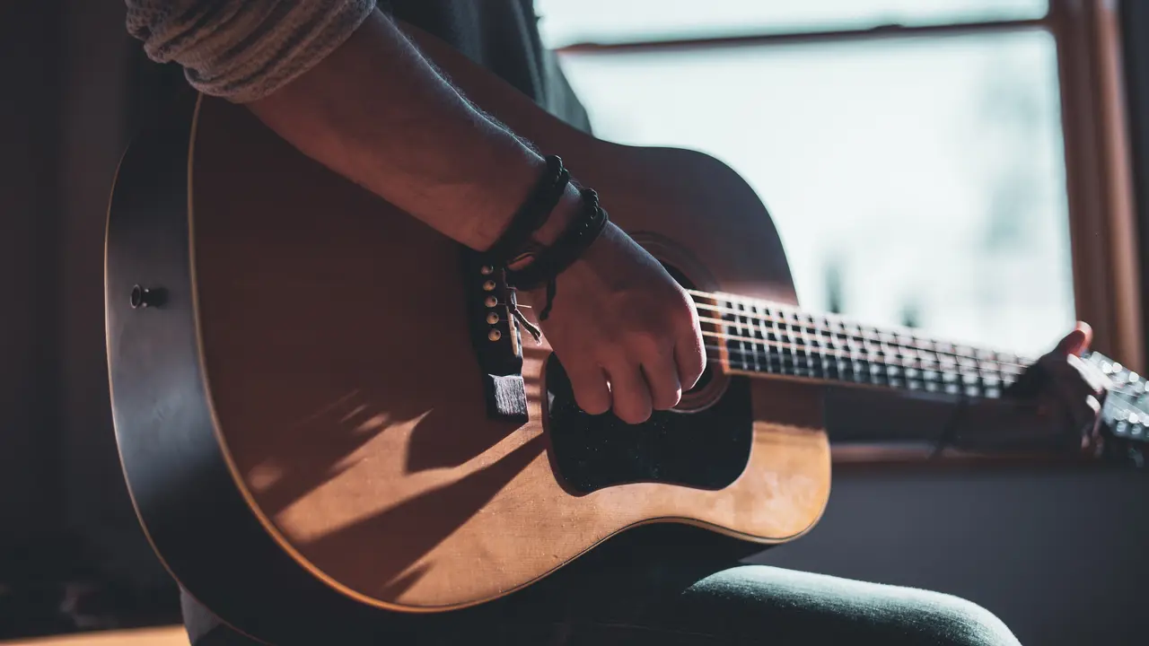 10 Tips Bermain Gitar untuk Pemula agar Cepat Bisa